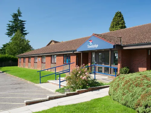 Travelodge Alton Four Marks - parking