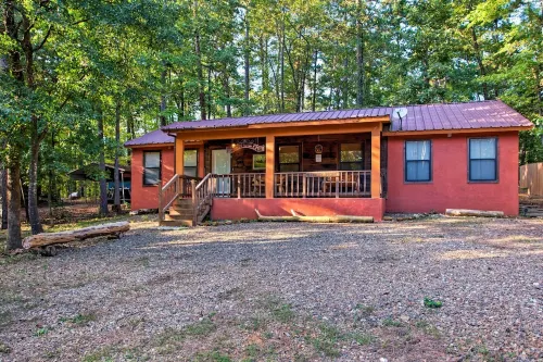 3 Mi to Broken Bow Lake: Cabin w/ Hot Tub & Deck! - Kæledyr tilladt