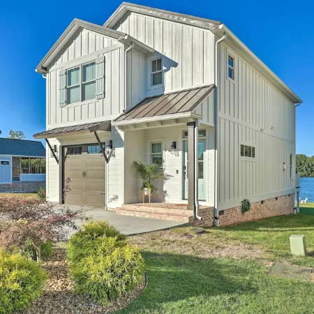 Waterfront Oasis on Tims Ford Lake: Pool/Kayak!