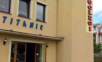 "a car is parked in front of a building with the words "" titanic "" and "" hoch neuer hotel ""." at Titanic