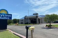 Days Inn & Suites by Wyndham Tahlequah - 2-Star