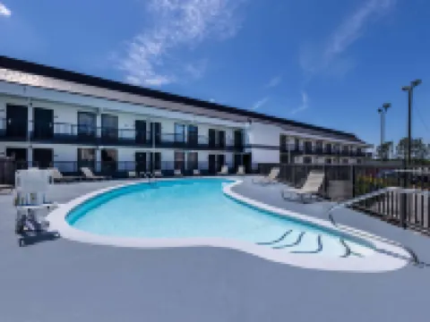 เดย์สอินน์แอนด์สวีทส์ บายวินด์แฮม ฟอร์ตแบรกก์/ครอสครีกมอลล์ โรงแรมในเฟย์เอตต์วิลล์