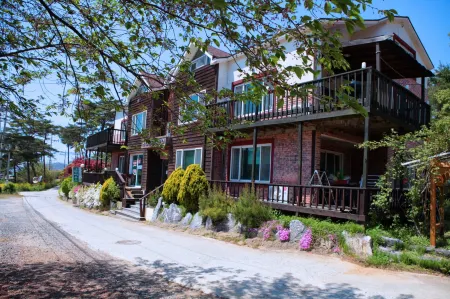 Ahnmyeondo green house Отели рядом с достопримечательностью «Kkotji Beach»