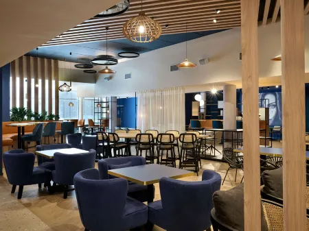 Novotel Ieper Centrum Flanders Fields Отели рядом с достопримечательностью «Мененские ворота»