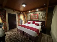 Edensor Hills Villa, Resort & Café Sharia Hotel di Babakan Madang