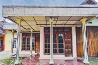 OYO Life 93662 Kost Pak Budi Hotels in Jebres