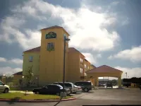 La Quinta Inn & Suites by Wyndham Alice Hotels in Alice