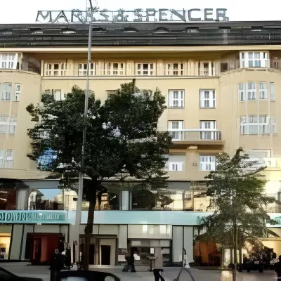 EA ApartHotel Melantrich Отели рядом с достопримечательностью «Башня Генри»