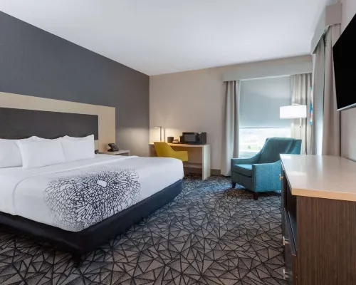 La Quinta Inn & Suites by Wyndham Shorewood Hotels in Will County