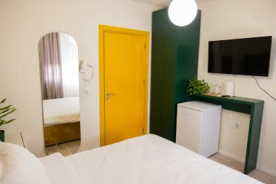Three Doors Apartments, Papaya 1-Bedroom Apartment Отели в г. 