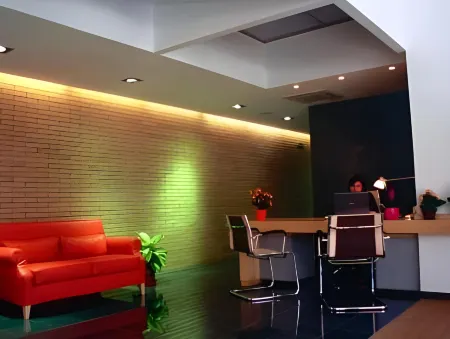 Apartaments Els Quimics Отели рядом с достопримечательностью «Eiffel Bridge (Pont de les Peixateries Velles)»