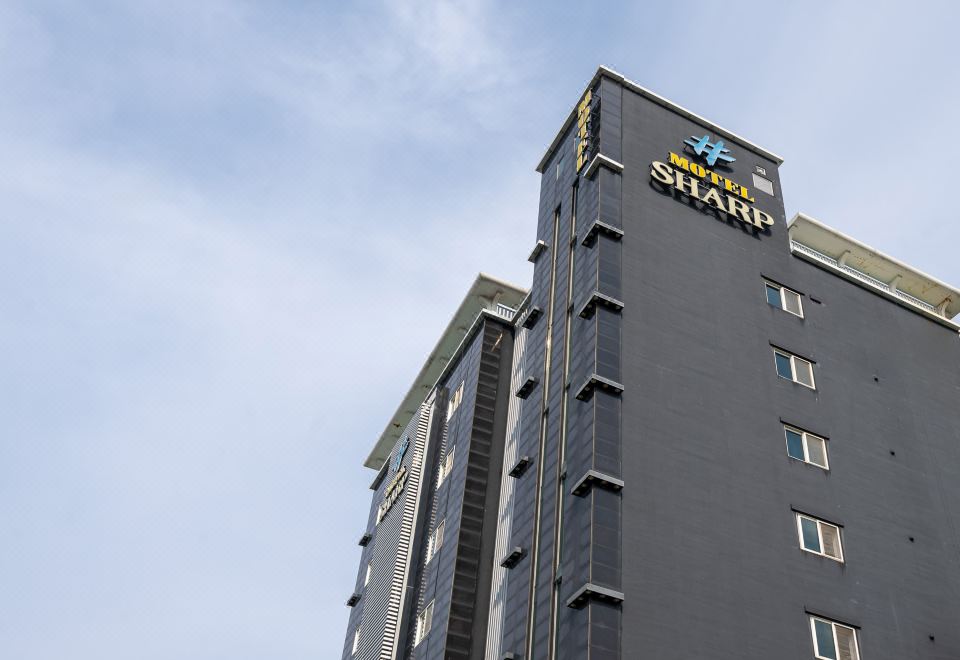 샵모텔의 깨끗한 외부 전경