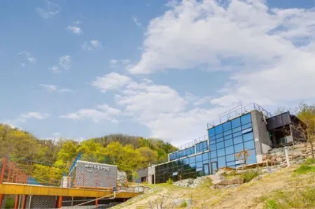 Yeongdeok Bapoom Hill Pension Отели рядом с достопримечательностью «Koraebul-haesuyokchang»