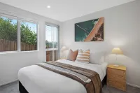 Coastal Living Retreat close to Beaches Hotel dekat Mairangi Bay Community Church