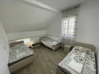Bishkek Backpackers Отели рядом с достопримечательностью «Парк Берёзовая роща»