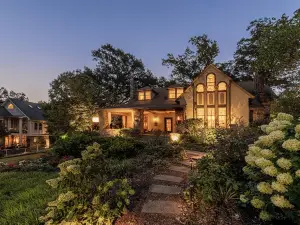 Popular Cultural Hotels in Atlanta