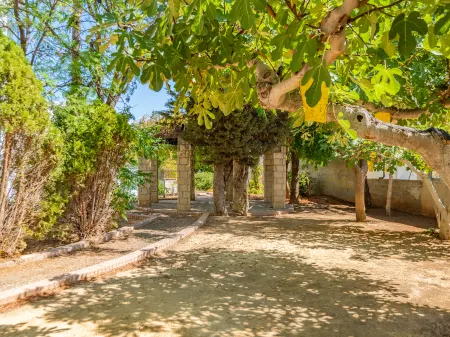 Sanders Breeze - Great 2-Bdr Apt with Balcony Отели в г. Меса Гитонья