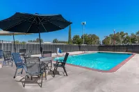 Studio 6 Suites Madera, CA - Yosemite - Pools
