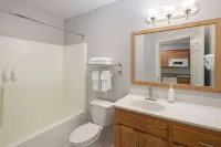 Days Inn & Suites by Wyndham Green Bay WI. - parking