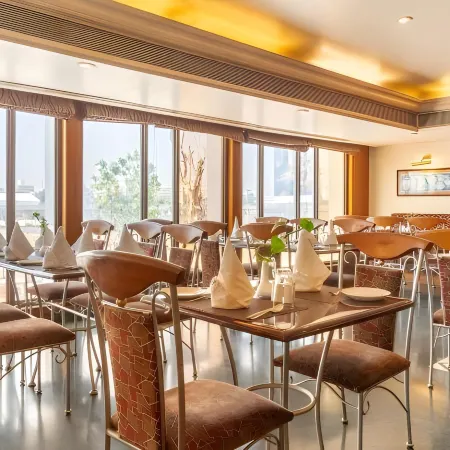 Rivera Sarovar Portico Ahmedabad Отели рядом с достопримечательностью «Набережная Сабармати»