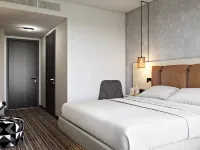 Moxy Duesseldorf South Отели рядом с достопримечательностью «Хольтхаузен»
