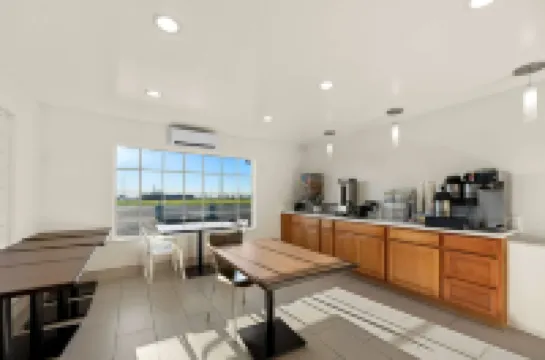 Super 8 by Wyndham Crescent City Hotels in Crescent City