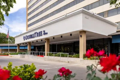 DoubleTree by Hilton Houston Medical Center Hotel & Suites Hotel dekat Market Square Clock Tower