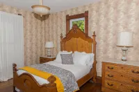 Elegant Victorian 5 bedroom Remodeled House Hotels in McPherson County