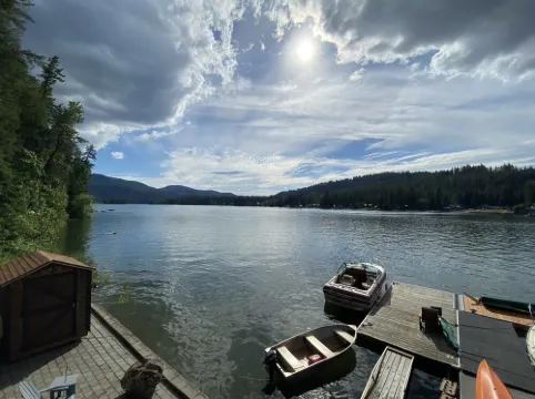 Lakefront guest house,  dock access. Kayak, peddleboat, and rowboat... fishing.