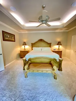 Secluded Oasis with Pool & Hot Tub. 5 minute walk to the lake.