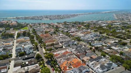 Luxury Coastal Home with Rooftop Deck & Ocean Views in Newport Beach Отели рядом с достопримечательностью «Ведж»