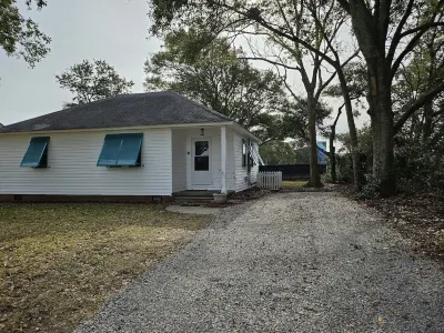 The cozy Mermaid Manor is located close to area beaches and all area attractions Hotels near Walmart Supercenter