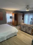 Riverside Casita: semi-private pool, spa, dock, garden oasis, 5 min to downtown!
