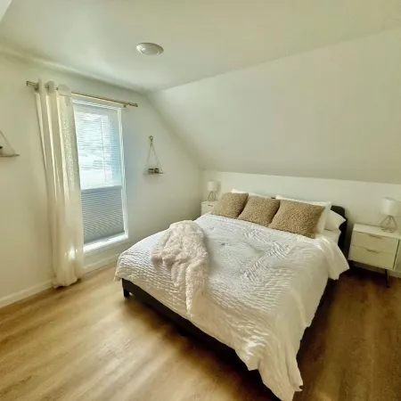 White LotusHistoric home minutes from all the main attractions!