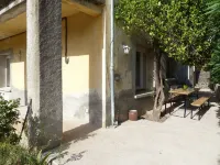 Large air-conditioned T2, private parking near the center and beach