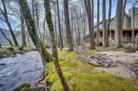 Creekside, pet friendly, wrap-around porch, minutes to downtown Hayesville!