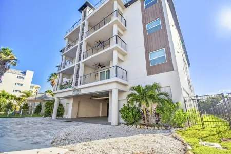 New Luxury PENTHOUSE Beach Condo with Pool and Water Views!