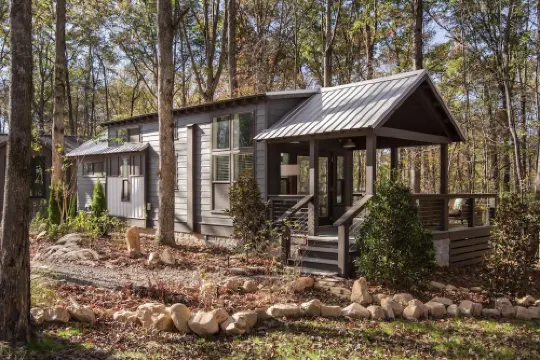 Enjoy the lake & mountain retreat at The Water & Woods Tiny Home Hotels in Tracy City