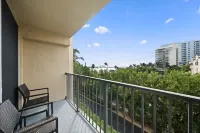 Sophisticated Waterfront Condo near all the sun & fun!