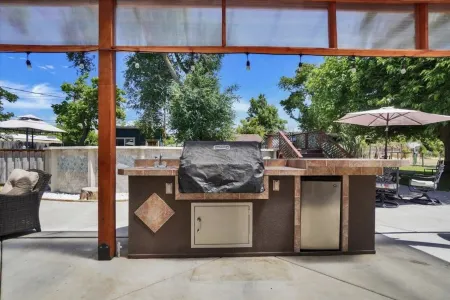 Secluded Home with RV Parking Space Entertainer’s  Welcome…