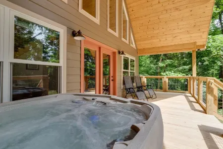 Beautiful New Chalet in Gatlinburg with Seasonal Views! 3 Bed/2 Bath! Отели рядом с достопримечательностью «Саглендс Вэлли Нейчер Трейл Паркинг»