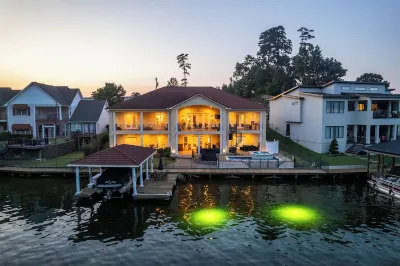The Palms at Chesswood - Luxury, Pool, & Dock!