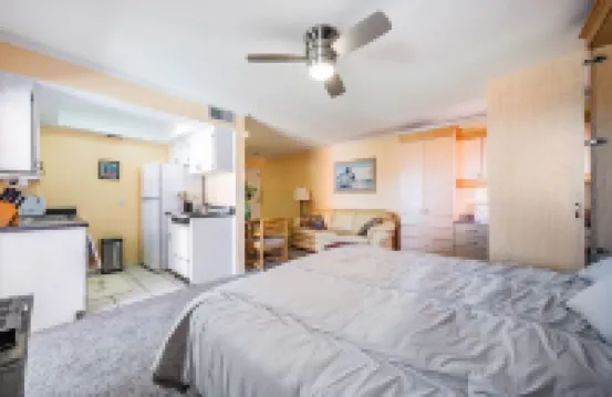 3 min Walk to Beach! Studio Condo, Hidden Jewel! Partial view of the beach!