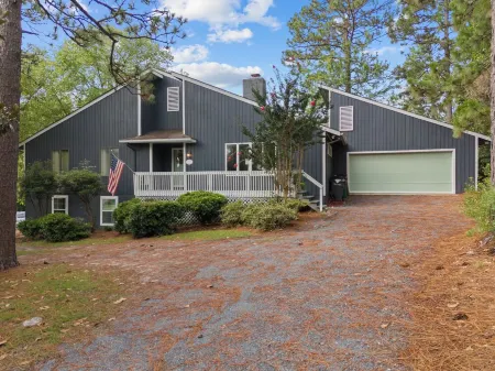 Calhoun Clubhouse 3BR/2BA Home • Sleeps 8 • Fire pit 🔥 • Near #6 & Longleaf ⛳