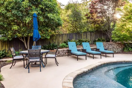 PARADISE FOUND<br>Lakefront - Pool - Beautiful Views