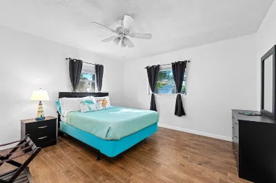 Bright and Spacious Entire House, sleeps 6-7, minutes from the beach.