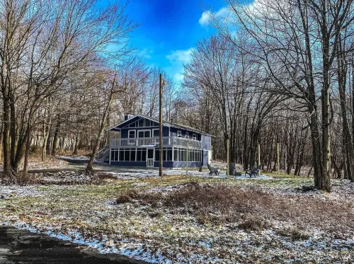 The Lux Big Blue House~Movie Room~Arcades~HotTub~6Br~FirePit~Family Friendly!