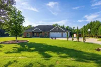 Luxury Serene Getaway w/Sparkling Pool near Ft. Moore & Callaway Gardens Hotels in Harris County