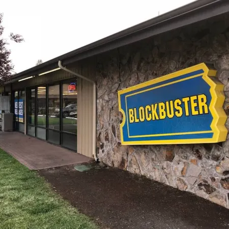 Hillside Haven: Tranquil NW Studio Near the River