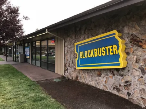 Hillside Haven: Tranquil NW Studio Near the River